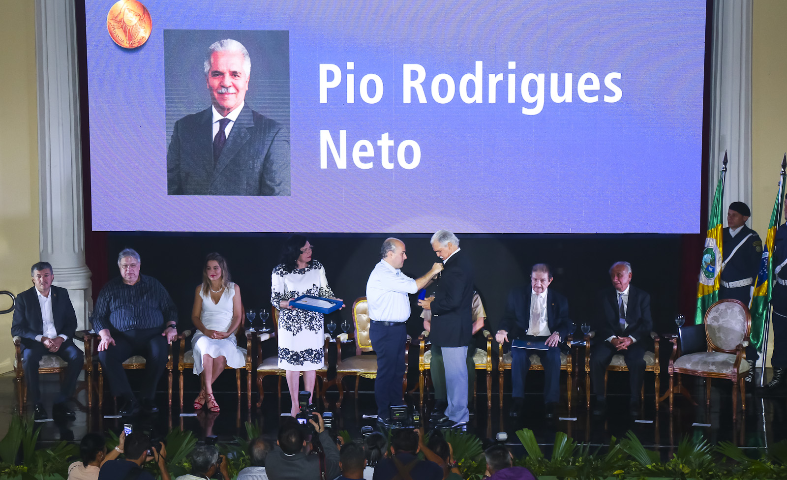 pio rodrigues recebe a medalha iracema